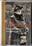 Fasseur, Cees - Wilhelmina - krijgshaftig in een vormeloze jas Fasseur, Cees - Wilhelmina - krijgshaftig in een vormeloze jas