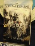 Jong, Ate de - Het bombardement