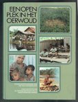 Vries, Tj. S. de (red) - Een open plek in het oerwoud / Evangelieverkondigiging aan het volk van Irian Jaya