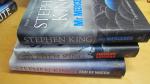 King, Stephen - Mr. Mercedes & Finders Keepers & End of Watch COMPLETE Hodges Trilogie | Stephen King | (Engelstalig) Hodder & Stoughton HARDCOVER s met omslag,