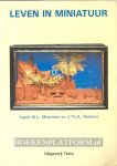 Moerman, I.W.L. - Peskens J.Th.A. - Leven in miniatuur