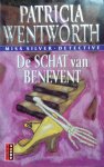 Wentworth , Patricia . [ ISBN 9789024537747 ] 4424 - 023 ) Miss Silver Detective . ( De  Schat  van  Benevent . ) Ergens tussen het stof en de spinnenwebben vi het laadhuis Benevent ligt al eeuwenlang een geheimzinnige schat. Maar degeen die de schat ontdekt, wacht een verschrikkelijke dood volgens
