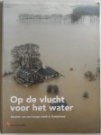Oppen John van, Ummelen Bert, foto's Speksnijder Henk - Op de vlucht voor het water Kroniek van een bange week in Gelderland Met krantenknipsels