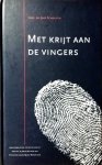 Schouten , Dr. Jaap . [ isbn 9789075749434 ] inv 3416 ( Gesigneerd met een opdracht van de auteur . ) - Met Krijt aan de Vingers. ( In dit boek worden vooral veel vragen gesteld aan onderwijsmensen 'met krijt aan de vingers' en ouders die de educatie van hun kind aan het hart gaan. Prof. dr. Jaap Schouten nam in 1989 het initiatief via de  -