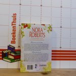 Roberts, Nora - Een kans voor de liefde bevat: Kloof tussen twee werelden - Verleid door de zon