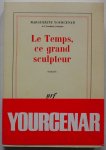 Yourcenar Marguerite - Le Temps ce grand sculpteur essais Met wikkel om kaft