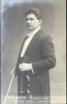 Quitin, Jean: - [Fotopostkarte, halbe Figur, nach halblinks, mit Geige]