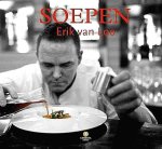 Loo , Erik van - Soepen . ( Essentieel bij het maken van bouillon is dat je begint met koud water en de bouillon niet laat koken. Dan komen de smaakstoffen vrij. Bouillon is op smaak gebracht water. Dat is de basis voor de gerechten in dit boek: familierecepten van -