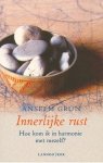 Grün , Anselm . [ ISBN 9789059950719 ] - Innerlijke  Rust . ( Hoe kom ik in harmonie met mezelf ? ) Waar mensen ten diepste naar verlangen, is innerlijke rust, zielenrust, harmonie met zichzelf. Niet tot rust kunnen komen, innerlijke leegte, zo ziet de realiteit er vaak uit. -