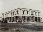 N.N. - Photography ca 1920 I Photo of the building of company De Vries & Co in Maracaibo, Venezuala. Dutch people on the balconies. Inhabitant of Maracaibo.
