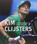 Dewulf , Filip . & WIlfried de Jong . [ isbn 9789491301292 ] inv  2716 - Kim Clijsters . ( Eerste en enige officiele carriereoverzicht . ) Tennisster Kim Clijsters heeft een verbluffend palmares bijeengespeeld en toonde zich ook naast de baan een toptalent door haar bescheidenheid, spontaniteit en jovialiteit.  -