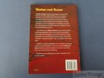 Klaus Würthner. - Werken met runen. Over de oorsprong, geschiedenis, gebruik en invloed van de runenen en het runenorakel.