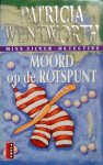 Wentworth , Patricia . [ ISBN 9789024508501  ] 1824 - 013 ) Miss Silver Detective . ( Moord op de Rotspunt . ) Carmona Hardwick heeft al een huis vol logés als er een onverwachte gast verschijnt: Alan Field - de man die haar in de steek liet op de dag dat ze zouden trouwen. Alans plotselinge -