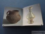 Stephan Graf von der Schulenburg und Rainald Simon. - Birth of Form. Early Chinese Ceramics at mak.frankfurt.  Feuergeburten. Frühe Chinesische Keramik im mak.frankfurt.