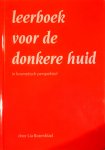 Rozenblad , Lia . [ ISBN 9789070502164 ] 3619 - Leerboek voor de Donkere Huid . ( In Kosmetisch Perspectief . ) Gezien het multiculturele karakter van onze samenleving is deze uitgave een noodzakelijk boek in ieder schoonheidsinstituut. Zowel de verschillen in huidtype, als de juiste diagnose van-