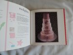 Kühne, Monica, Kuhne, Saskya - Taart ! ( Spectaculaire taarten maak je zelf. )Taart! is een boek waar je vrolijk van wordt! Stap voor stap leer je de techniek van het cake-decoreren, .................