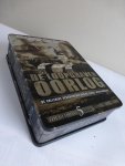  - De Loopgravenoorlog. De volledige geschiedenis van de eerste wereldoorlog  in 5 DVD's + Het boekje "IJzeren Doodskisten". Paperback 151 pagina's.