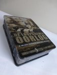  - De Loopgravenoorlog. De volledige geschiedenis van de eerste wereldoorlog  in 5 DVD's + Het boekje "IJzeren Doodskisten". Paperback 151 pagina's.