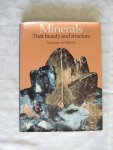 Vincenzo de Michele, curator departement of mineralogy Milan/ voorwoord Sir Frank Claringbull - Minerals, their beauty and structure