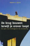 Quinn, Robert E. - De brug bouwen terwijl je erover loopt. Een gids voor leidinggeven bij verandering