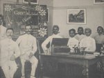 Demmeni, Jean, fotograaf - Schoolplaat 132, Onderwijzers, kweekelingen en leerlingen te Buitenzorg, Java