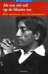 Krishnamurti , Jiddu . [ isbn 9789062710287 ]  1422 ( Geïllustreerd met fotoopnamen . ) - Als een Wit Zeil op de Blauwe Zee . ( Het mooiste van Krishnamurti . ) Een bijzonder boek met de mooiste uitspraken en inzichten van J. Krishnamurti, samengesteld door Hans van der Kroft. Krishnamurti, die geen goeroe wilde zijn, zichzelf volk...
