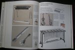 Midgley, Ruth; e.a. - ENCYCLOPEDIE VAN MUZIEKINSTRUMENTEN met meer dan 4000 originele tekeningen