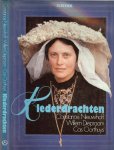 Nieuwhoff Constance Nieuwhoff, Willem Diepraam en Cas Oorthuys aanvullend fotomatriaal Paul Kuiper  Omslagontwerp Bert Zeijstra - Klederdrachten  geeft een uniek tijdsbeeld weer . Een beeld dat langzamerhand aan het verdwijnen is