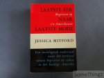 Mitford, Jessica. - Laatste eer naar laatste mode. Begraven op z'n Amerikaans. Een sociologisch onderzoek naar het verband tussen begraven en zaken in het huidige Amerika.