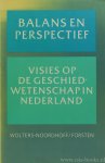 BESOUW, F. VAN, BOER, P. DEN, HUGENHOLTZ, F.W.N., (RED.) - Balans en perspectief. Visies op de geschiedwetenschap in Nederland.