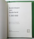 G.G.L. Steur [e.a.] - Bodemkaart van Nederland 1 : 250.000 - [plus] Beknopte beschrijving van de kaarteenheden door G.G.L. Steur, F. de Vries en C. van Wallenburg