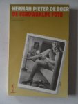 Boer, Herman Pieter de - De verdwaalde foto. Met opdracht en hantekening van auteur
