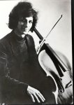 Carr, Colin: - [Fotografie, Brustbild en face, mit Cello]