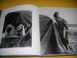 Lawton, Richard / Leckey, Hugo (inleiding) - Grand Illusions. A selection of the most beautiful photographs of Hollywood’s Golden Years (1920-1950)