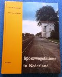 Paddenburgh, L. van & Meene, J.G.C. van de - Spoorwegstations in Nederland / Van Outshoorn tot Schelling en Ravesteyn