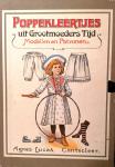 Lucas , Agnes . [ ISBN 9789021309088 ] 0308 - Poppekleertjes  uit  Grootmoeders  Tijd . ( Modellen en patronen .  ) Fassilime van rond 1900 , in kartonnen mapje en bind bandje .
