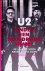 U2 onder een bloedrode heme...