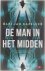 De man in het midden