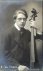 Van Horen, E.: - [Fotopostkarte, halbe Figur, en face, mit Violoncello]
