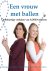 Een vrouw met ballen openha...
