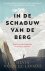 Silvia Vasquez-Lavado - In de schaduw van de berg