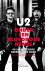 U2 onder een bloedrode heme...