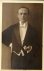 Psylander [Psilander], Charles: - [Fotopostkarte, signiert] Halbe Figur en face