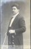Quitin, Jean: - [Fotopostkarte, halbe Figur, nach halblinks, mit Geige]