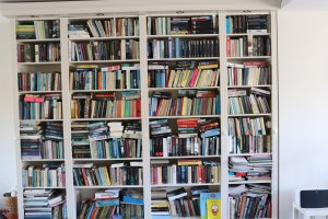 Overvolle boekenkast